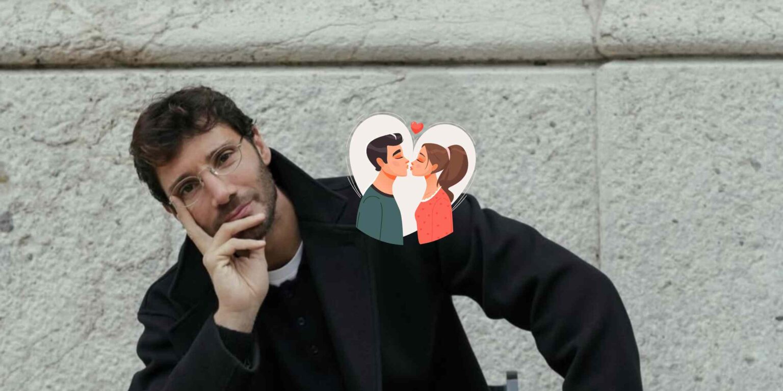 Primo piano di Stefano De Martino in studio TV, riferimento a nuovo gossip