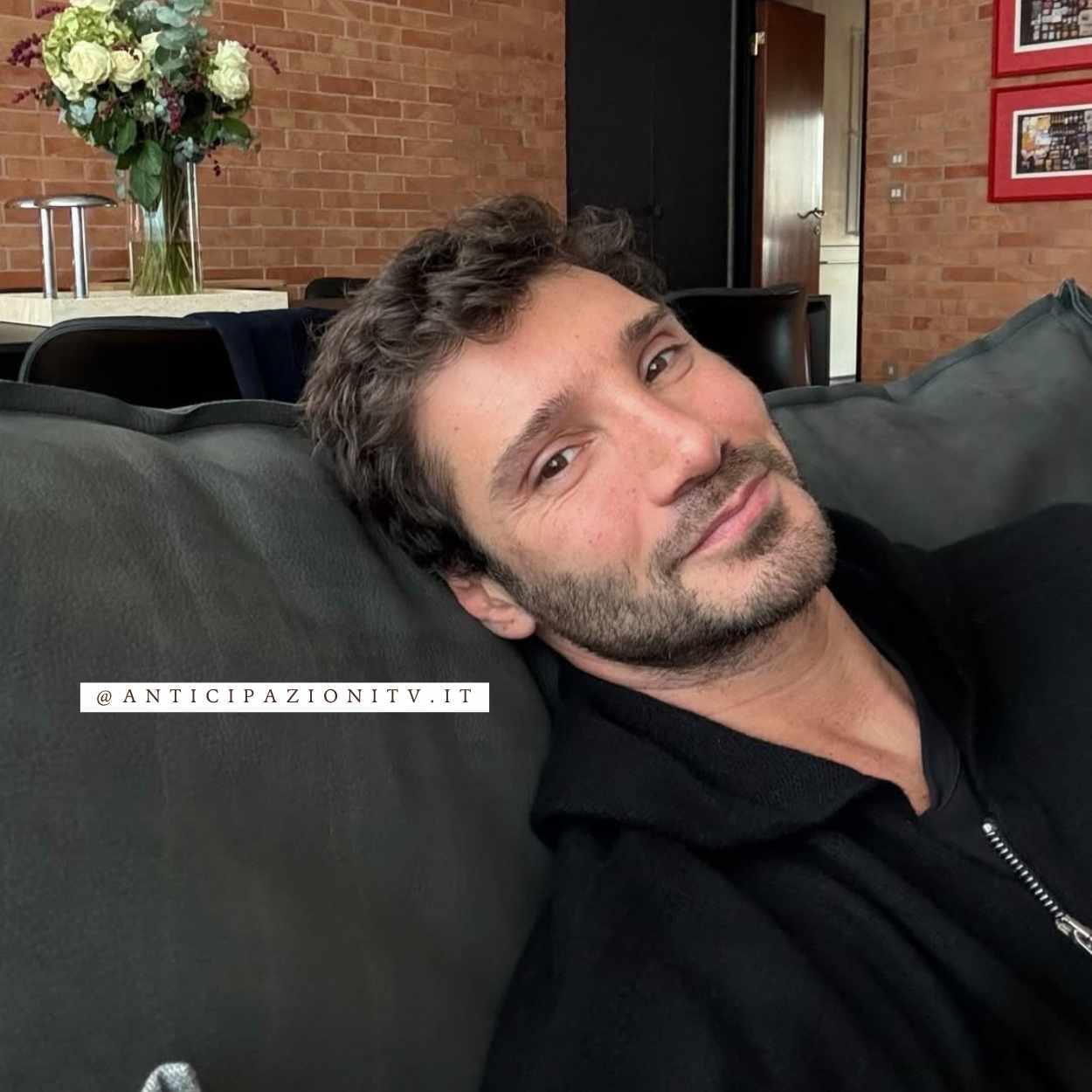 Stefano De Martino sorridente durante un evento pubblico, il conduttore parla del matrimonio e sorprende tutti con le sue parole.