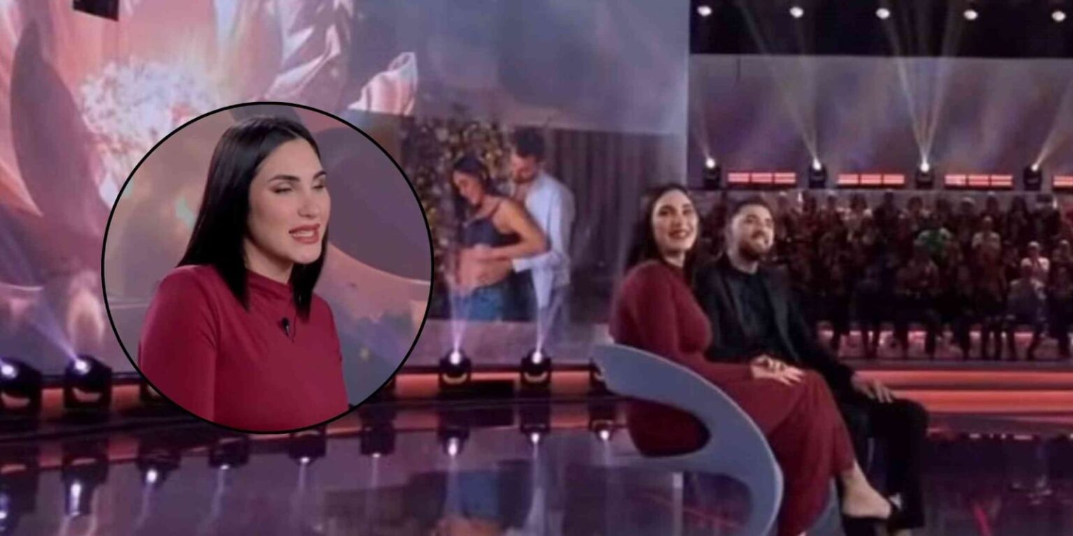 Gabriela Chieffo e Giuseppe Ferrara sorridono in studio durante un’intervista