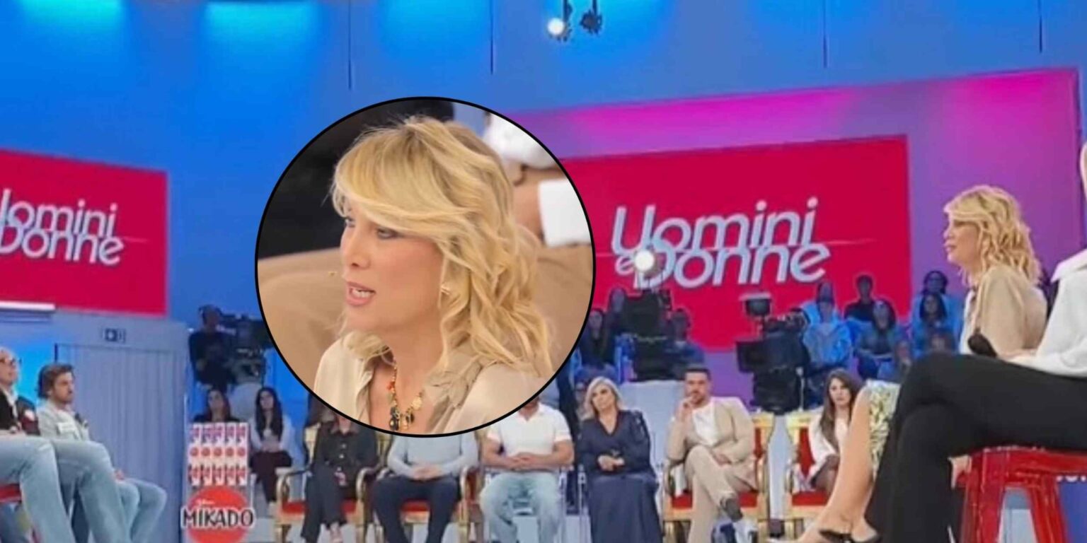 Studio di Uomini e Donne durante il trono over con dame e cavalieri in primo piano