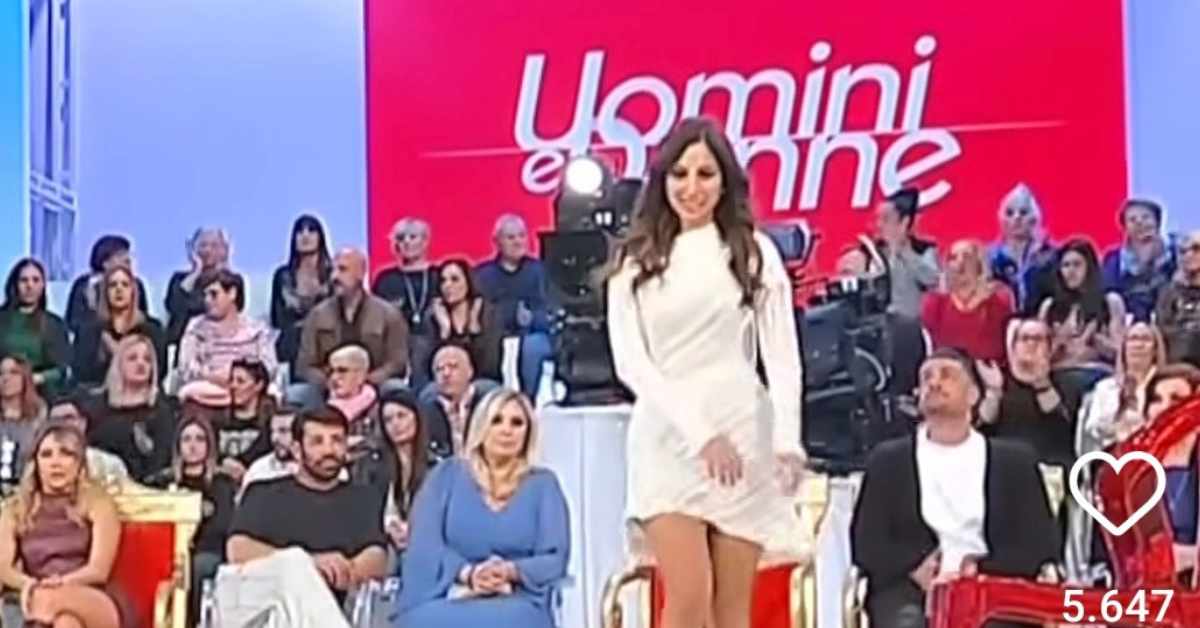 Martina De Ioannon e i suoi corteggiatori al centro della puntata del trono classico.