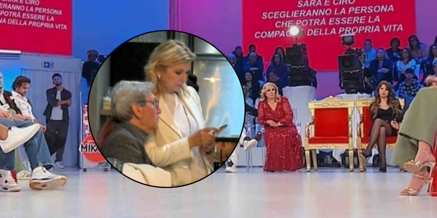 Mario Lenti e Magda seduti allo stesso tavolo durante una cena lontano dalle telecamere, foto legata alle anticipazioni di Uomini e Donne.