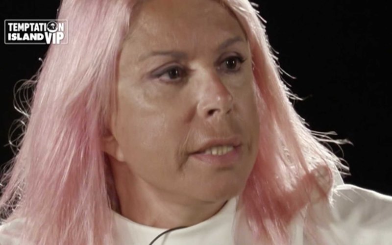 Temptation Island Vip 2, Anna Pettinelli dà di matto al falò di confronto: l'ironia del web