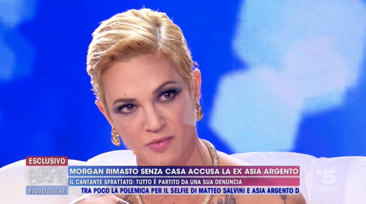 Uomini e Donne news, Asia Argento asfalta Karina Cascella (che è verde di rabbia)