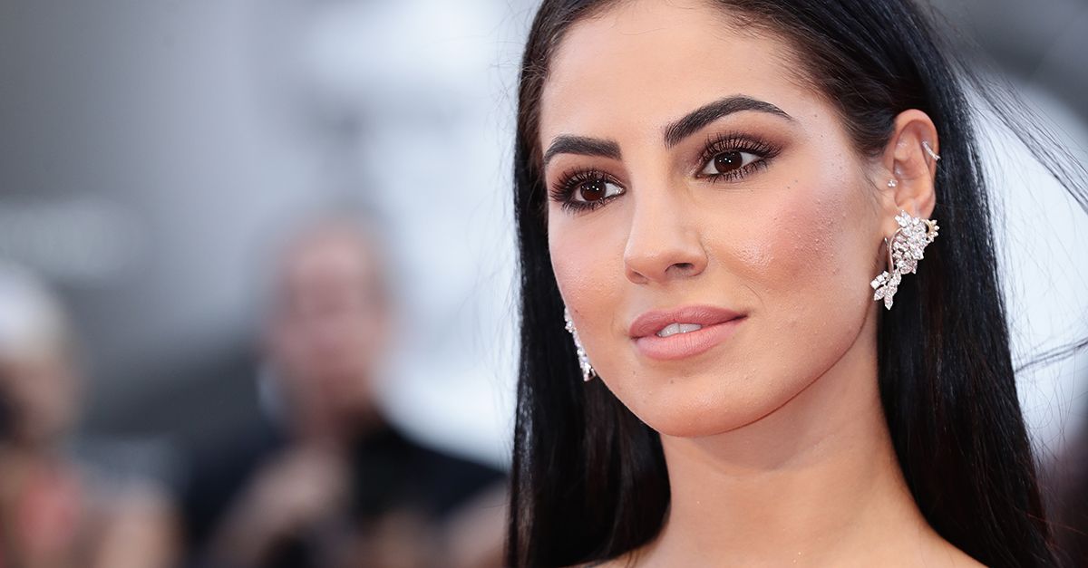 Uomini e donne news, il dramma di Giulia De Lellis:"Mi hanno fatto proprio male" Giulia De Lellis, un tempo fu protagonista del trono classico di Uomini e Donne, rivela di aver passato un brutto momento nel periodo natalizio e come consuetudine lo fa attraverso una storia su Instagram, raccontando così a tutti coloro che la seguono che è stata derubata durante le feste. L'ex corteggiatrice di Uomini e Donne certamente uno dei personaggi più seguiti del momento che può già vantare un'ottima carriera nel mondo dello spettacolo. Giulia De Lellis parla di quello che le hanno fatto e di come si è sentita quando degli intrusi hanno messo le mani nella sua casa. News di Uomini e Donne: Giulia De Lellis sparisce dai social Per qualche giorno l'influencer Giulia De Lellis è rimasta in silenzio sui suoi profili Social e questo ha iniziato ad allarmare tutti coloro che la seguono. Non è infatti sua abitudine smettere di pubblicare all'improvviso. Infatti quotidianamente condivide attraverso i suoi post, sia i suoi spostamenti che la quotidianità, ma ad un certo c'è stato il silenzio. Qualche ora fa però è tornata attiva e ha deciso di rivelare a tutti quello che le è accaduto. Uomini e Donne notizie su Giulia De Lellis: i ladri entrano in casa sua Giulia come appena detto è tornata sui social per dire a tutti di essere scioccata per quello che è successo. Ecco le sue parole: "Non ho parlato prima perché di solito preferisco usare i social per condividere le cose belle e non quelle negative. Stavolta me l’hanno fatta davvero grossa, mi hanno fatto proprio male". Dopodiché ha raccontato che i ladri le hanno portato via tutto abiti trucchi scarpe dandole un'incredibile danno economico e affettivo. Giulia De Lellis ringrazia Però tutti i suoi familiari e amici e ne sono stati vicini e l'hanno aiutata in questo difficile momento. Un'esperienza certo devastante. Uomini e Donne news e gossip, Giulia De Lellis: i provvedimenti dell'influencer Dopo la terribile esperienza vissuta Giulia consegna a tutti i suoi fans di seguire il suo esempio. Da ora in poi infatti non comunicherà più così spesso i suoi spostamenti e dove si trova perché questo ha capito essere una cosa molto pericolosa. Chiede anche a coloro che la seguono di evitare di condividere tutta la loro vita sui social perché potrebbe ritorcersi contro di loro. La De Lellis conclude dicendo che l'utilizzo dei social può essere davvero pericoloso è che bisogna usarli con cautela. Purtroppo ha dovuto capirlo sulla sua pelle. Tutti dovremmo seguire il consiglio di Giulia De Lellis in quanto la vita vera è al di fuori dei social network.