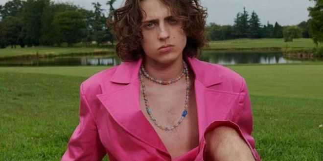 Amici 20, Sangiovanni e la gonna rosa shocking che fa discutere