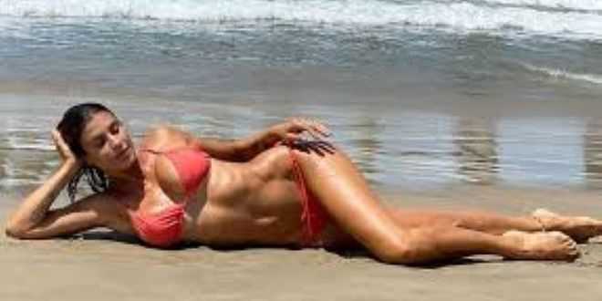 Elisabetta Canalis e lo scatto sensuale che fa parlare il web