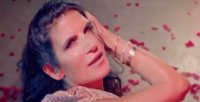 Pamela Prati lancia il suo brano musicale: nel videoclip anche Mark Caltagirone!