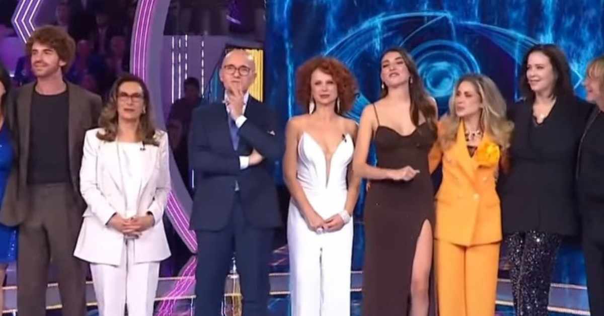 Alfonso Signorini durante una puntata del Grande Fratello.