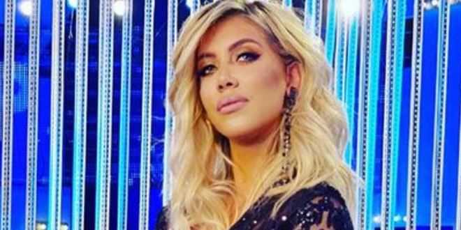 Grande Fratello vip 4: Wanda Nara in abito trasparente si alza per salutare ed è panico