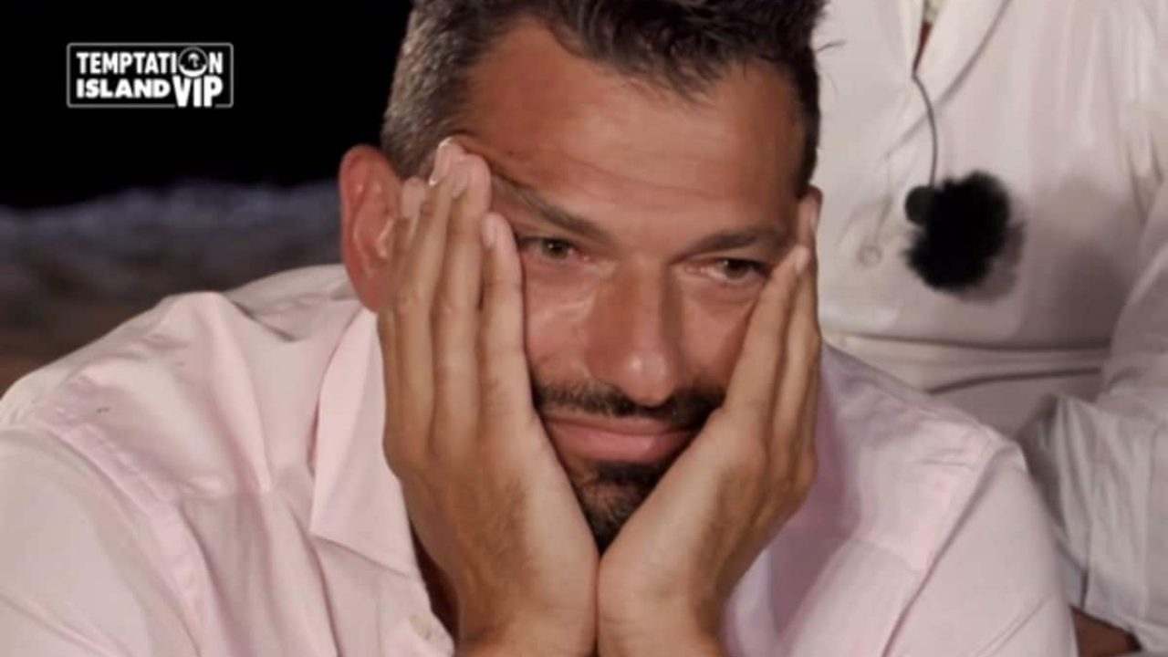 Pago ha un nuovo amore? Il cantante beccato con una famosa ex corteggiatrice