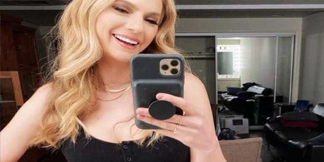 Eva di Beautiful si intrufola nel camerino di Wyatt Spencer
