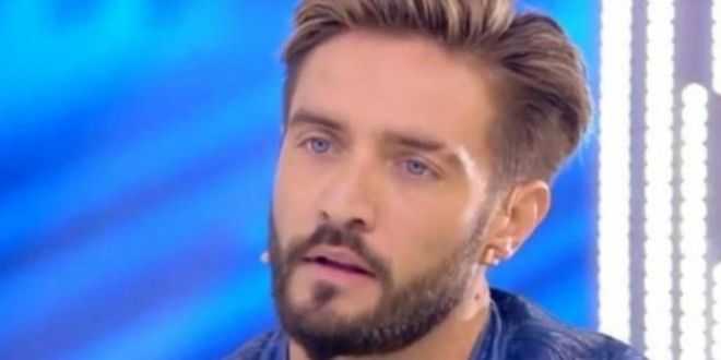 Grande Fratello Vip 6, Alex Belli scoperto da Carmen Russo in intimità con se stesso