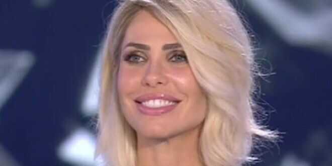 Ilary Blasi torna sui banchi di scuola e qualcuno la consola?