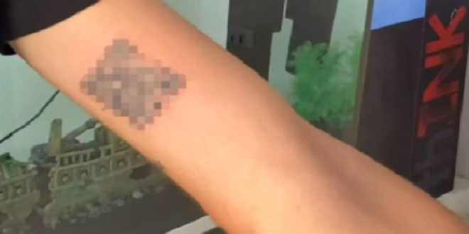 Un ragazzo si tatua il Green Pass, alcuni vip concordano: "Ha fatto bene"