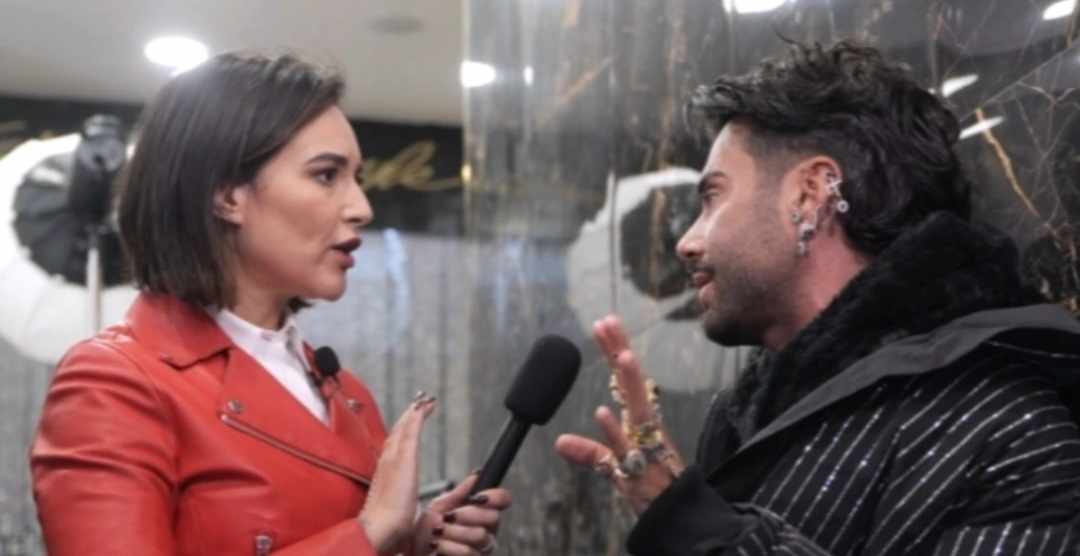Uno scatto di Rajae Bezzaz che intervista Federico Fashion Style