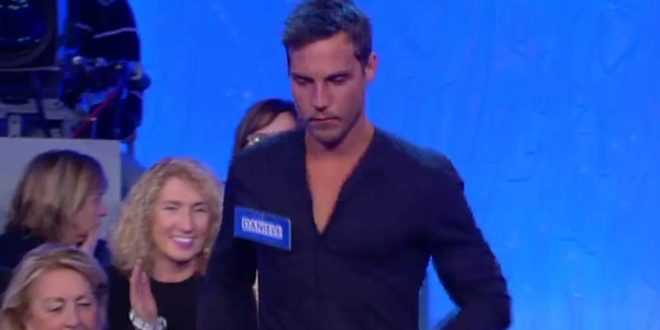 Martedì 14 gennaio 2020 è stata registrata la nuova puntata del trono classico di Uomini e donne dove a diventare subito protagonista è stato il nuovo tronista Daniele Dal Moro che ha scoperto una parte del suo carattere, soprattutto durante l'esterna con Giulia.Quest'ultima poi prende una decisione drastica lasciando lo studio. Si passa poi a Carlo che non porta in esterna Cecilia e spiega i motivi della sua scelta. Infine Sara si ritrova nuovamente a discutere con Giuseppe a causa di Sonny. Uomini e donne anticipazioni registrazione 14 gennaio 2020: la prima esterna di Daniele Dal Moro Daniele è uscito con Ginevra per la prima volta, e si sono trovati molto bene infatti Ginevra si è lasciata andare a racconti della sua vita personale parlando del padre che ha conosciuto sono a 17 anni. La corteggiatrice è uscita anche con Carlo, ma il tono dell' esterna è stato diverso infatti c'è stato un approccio più fisico da parte di Carlo provocando un atteggiamento freddo di Ginevra. La seconda esterna di Daniele è stata quella con Caterina, che gli ha fatto notare di aver parlato troppo e averla ascoltata poco ma il tronista si è difeso dicendo di averlo fatto per togliere l' imbarazzo. Puntata di Uomini e donne del 14 gennaio 2020: il gesto di Giulia La terza esterna di Daniele è stata con Giulia dove è stato lui ad aprirsi parlando del suo passato. Maria in studio ha fatto notare un particolare in quest esterna, Giulia infatti prende la mano di Daniele per calmarlo ma lui la toglie subito. Ha spiegato che il motivo era che in quel momento di sfogo quel gesto era troppo intimo essendo la prima esterna. Giulia ci rimane molto male e dice di essere fatta così e dopo una piccola discussione col tronista va via. Registrazione nuova puntata di Uomini e donne trono classico: Carlo esclude Cecilia Carlo invece è uscito con Marianna e dopo aver parlato del passato di lei alla fine i due si sono baciati. Non ha portato in esterna Cecilia perché dopo la puntata precedente, gli viene comunicato che piangeva e va in camerino da lei ma trova la sua reazione esagerata e finta. In puntata i due discutono e tutti attaccano Cecilia per il fatto che la reazione spontanea in quel momento doveva essere di andarsene ma lei non lo ha fatto, così alla fine dopo queste critiche si alza e se ne va. Uomini e donne trono classico registrazione del 14-01-2020: le accuse di Giuseppe a Sara Sara ha invece visto Giuseppe nel camerino che l'ha accusata di non averlo difeso dalle accuse di Sonny. I due poi si sono chiariti e il corteggiatore le ha regalato una maglietta che lei ha indossato in puntata anche se lo rimprovera perché non ha avuto ancora nessun approccio fisico nei suoi confronti e non sente tutto il suo interesse. Sara fa un esterna con Sonny molto emozionante dove lui parla del suo passato. Ad un certo punto si trovano al buio e si sentono dei rumori che sembrano baci ma non si riesce a vedere. Infine la tronista esce anche con Gaetano ma l'eterna non è stata mostrata.