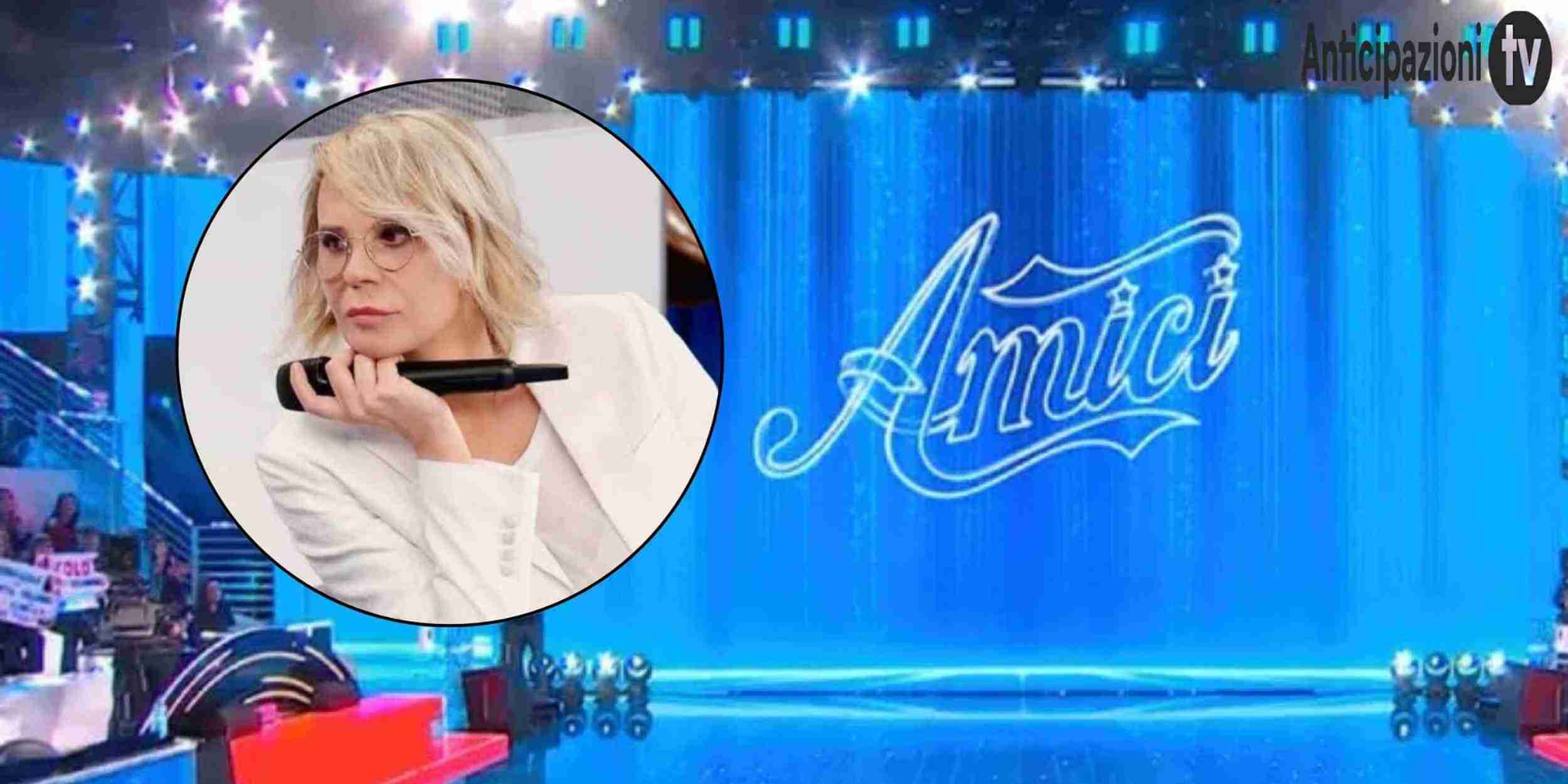 Studio di Amici con luci del Serale e pubblico, focus su attesa per i giudici del Serale.