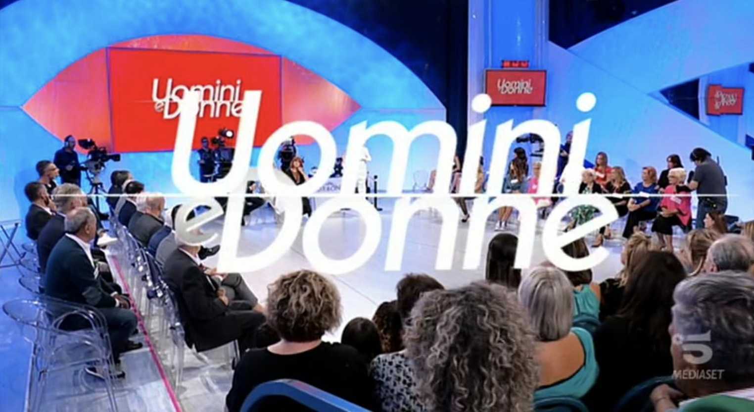 Uomini e Donne anticipazioni, arriva il nuovo tronista: si tratterebbe del fratello di un noto corteggiatore...