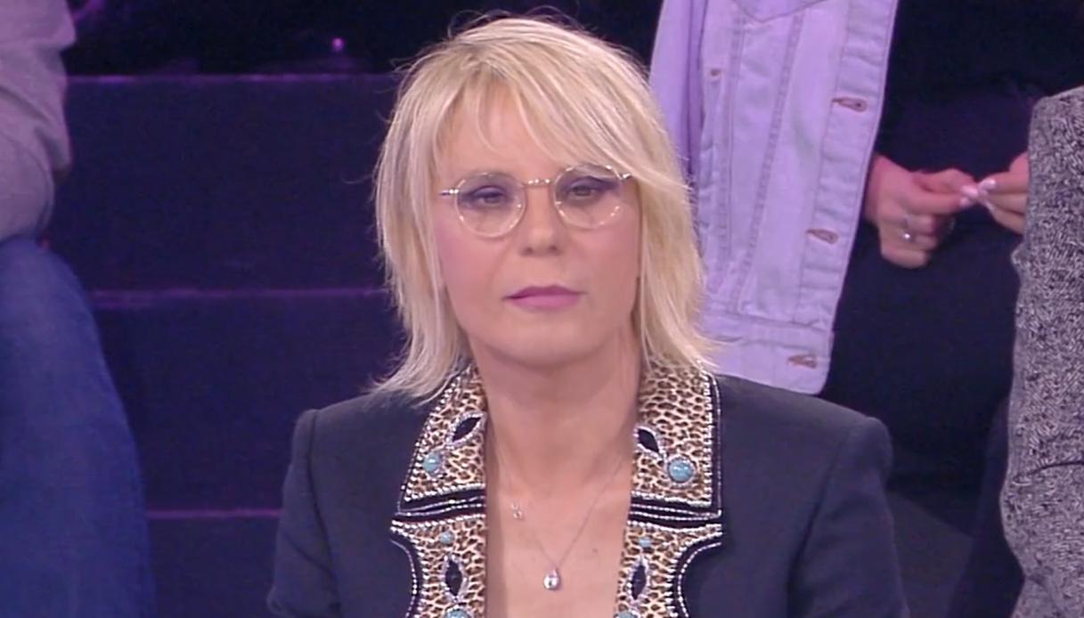 Amici, Maria De Filippi prende in giro Barbara d'Urso e Mark Caltagirone