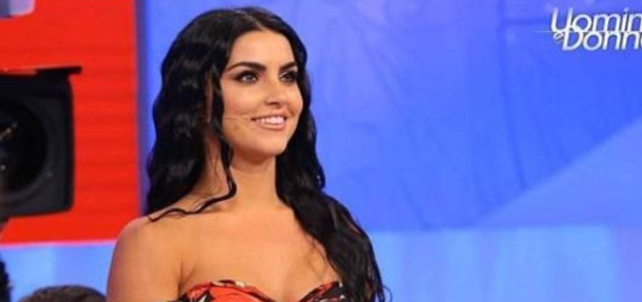 Uomini e Donne, una romantica serenata per Teresa Langella: la tronista in lacrime