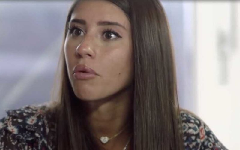 Venerdì Witty Tv (che si scrive Witty, ma si legge Uitti, cià) ha pubblicato l’intervista esclusiva fatta ad Angela Nasti. In moltissimi mi avete fatto notare un incidente bislacco dell’ex tronista. Secondo le tante segnalazioni delle mie b!tches, la Nasti avrebbe ruttato mentre parlava con Raffaella Mennoia. Anche sui social diversi fan di Uomini e Donne hanno parlato di questo dettaglio trash. Se anche fosse un rutto, non ci sarebbe nulla di male. Probabilmente Angelina segue i consigli della sorella maggiore, che da anni beve solo Coca Cola e tutti sappiamo gli effetti della nota bibita gassata. M’immagino la Raffaellona nazionale durante l’intervista…