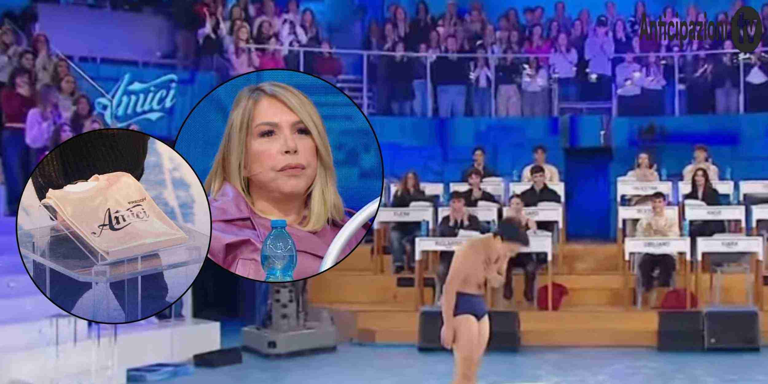 Studio di Amici 25 durante la fase Serale con Gard e Nicola promossi e riferimento alla decisione di Anna Pettinelli di non dire più sì finché non passano i suoi allievi.