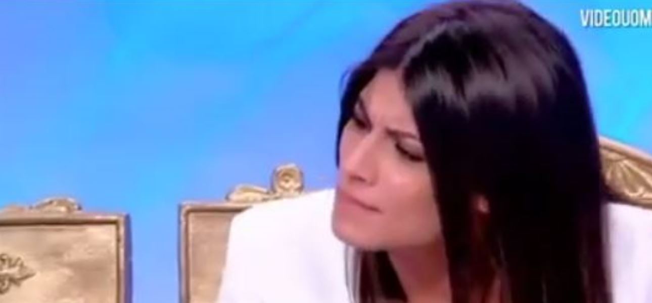 Uomini e Donne anticipazioni, arriva una segnalazione a luci rosse che fa infuriare la tronista