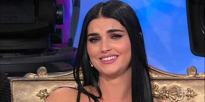 Il filmato vedrà la Valeriona nazionale parlare con il papà di Teresa. Il Vicolo delle News racconta che quest’ultimo ha molto sofferto per non essere stato accanto alle sue figlie per via del suo lavoro; ha anche spiegato che spesso avrebbe voluto star loro vicino una volta tornato a casa, ma che non ce la faceva perché stanchissimo. Alla fine del filmato lo si vedrà quasi commosso chiederà alla tronista di perdonarlo e soprattutto di lasciarsi abbracciare di più. Non si può dire insomma che l’ultima registrazione non sia stata movimentata per Teresa, anche a fronte di ciò che è accaduto con i corteggiatori.