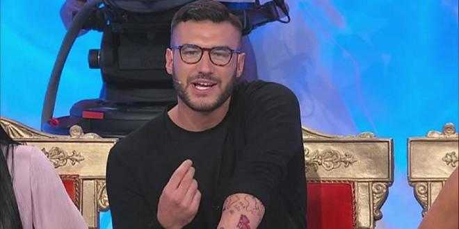 Uomini e Donne anticipazioni, Lorenzo Riccardi si comporta malissimo e Maria De Filippi sbotta