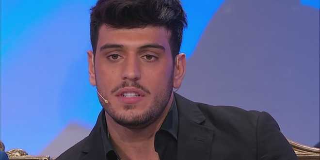 Si passa a Luigi Mastroianni. Luigi è in una situazione complicata e se la scorsa volta ha affermato con sicurezza di voler chiudere il cerchio tenendo solo : Sonia Puglisi, Irene e Giorgia Iarrera, oggi fa dietrofront per un motivo ben preciso. www.NewsUeD.com Quando Maria gli da la parola, Luigi dice : ”Forse ho sopravvalutato il mio interesse”, ma poi motiva : ”Il fatto è che io di fronte a me ho 3 corteggiatrici che non fanno nulla, sono delle mummie. Giorgia vede il bacio con Irene e non dice una parola, Irene vede che io dopo l’esterna in cui l’ho baciata, parlo tutto il tempo con Giorgia e non reagisce. www.NewsUeD.com Non mi chiede cosa ne penso dell’esterna e nemmeno si preoccupa del fatto che io non abbia detto nulla. Io non ce la faccio più. Io ho bisogno di una ragazza che mi tenga testa, e loro non lo fanno, anzi riesco a schiacciarle”. www.NewsUeD.com Maria spiega che Luigi ha deciso, per l’appunto, di organizzare un’esterna unica, in cui invitare tutte e tre. La prima ad entrare è Irene, che saluta Luigi e si accomoda sul divano. Lui è freddo e quando le domanda : ”Tutto bene?”, lei risponde : ”A questo punto no”. A seguire entrano Giorgia e Sonia. Luigi spiega alle corteggiatrici che la loro mancanza di reazioni non gli va bene, è come se loro fossero delle mummie e addirittura arriva a dire : ”A questo punto non metto in dubbio il vostro interesse per me, ma metto in dubbio il mio per voi”. www.NewsUeD.com