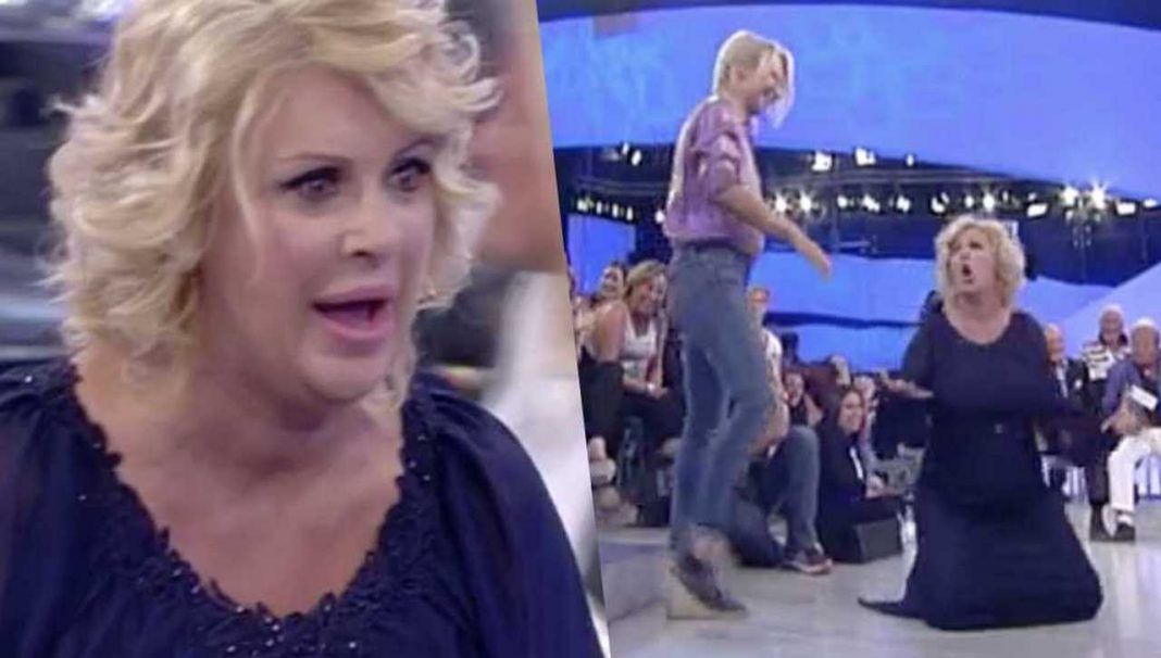 Uomini e Donne anticipazioni, Tina Cipollari show: "Le gatte morte sco*ano!" urla e poi esce