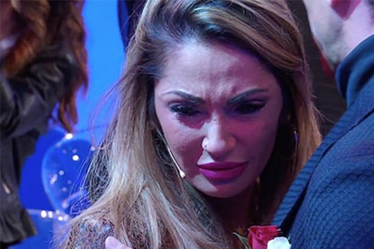 Uomini e Donne, Ida disperata per Riccardo: il gesto estremo e la reazione della De Filippi