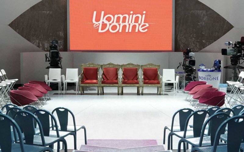 Uomini e Donne, la messa in onda della prima puntata rinviata a causa di Bitter Sweet?