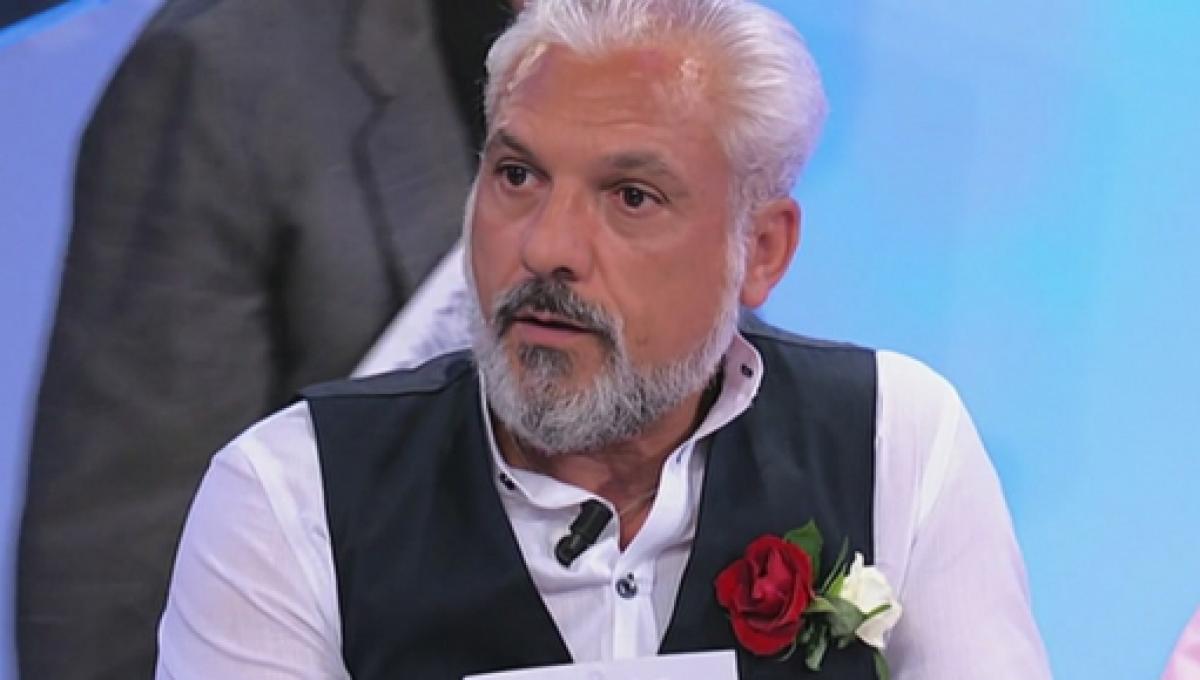 Uomini e Donne, Rocco Fredella scoppia a piangere in puntata: "Sono sul lastrico"