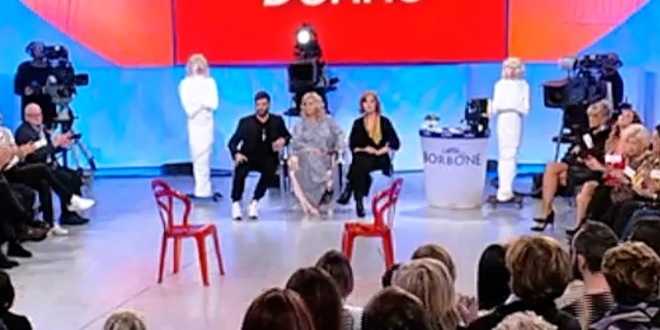 Uomini e Donne, scandalo al trono over: una coppia ha mentito a tutti