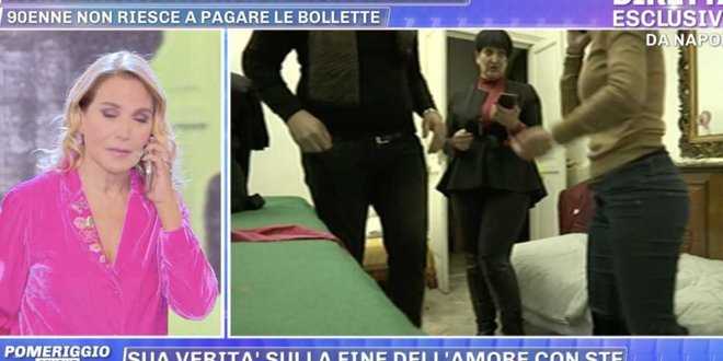 Barbara d’Urso, durante la puntata odierna di Pomeriggio Cinque, si è collegata con la casa di Clara, una nonnetta di 90 anni che ha dichiarato di vivere al freddo e senza luce, costretta a stare chiusa in casa perché impossibilitata addirittura a prendere l’ascensore perché senza elettricità. Il fatto è stato raccontato da Il Mattino che ha intervistato la signora Clara che si è detta disperata perché avrebbe preferito vivere in ospedale, piuttosto che tornare a casa sua: “Io non volevo tornare a casa – ha raccontato – perché in ospedale potevo mangiare un brodo caldo e restare al sicuro. Non ho la luce da mesi e la sera vivo nel buio totale. Apro la porta d’ingresso solo per sfruttare la luce del pianerottolo e ogni tanto accendo qualche candela. Non riesco ad andare a fare la spesa perché vivo all’ultimo piano e non ho le chiavi dell’ascensore. Ma la cosa che mi fa più soffrire è la solitudine“. I giornalisti di Video News capitanati da Cristina Battista sono quindi andati a casa sua e si sono collegati in diretta con Barbara d’Urso, ma durante la pausa pubblicitaria è successo il caos. Quando la d’Urso si è ricollegata con la sua giornalista, la signora Clara era sparita ed al suo posto c’era una donna visibilmente arrabbiata che minacciava di querelare tutti per essersi introdotti a casa della nonna che avrebbe – secondo la sua dichiarazione – un principio di demenza senile.