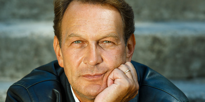 Anticipazioni Un Posto al Sole, 19 ottobre 2019: chi scrive a Roberto Ferri?