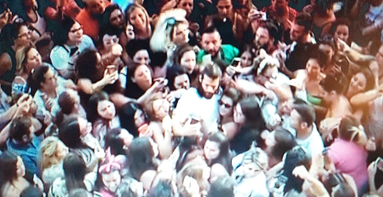 Can Yaman di Bitter Sweet in Italia! Fans in delirio per lui!