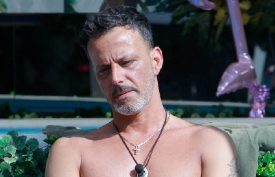 Grande Fratello 16, Kikò disperato per i figli: l'hair stylista abbandona il reality?