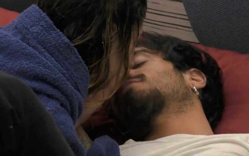 Nonostante abbia visto alcuni filmati dove Geatano ha detto chiaramente di non essere interessato a lei e di apprezzarla solo fisicamente, Erica è tornata tra le braccia del ragazzo. I due sono inseparabili e la passione è tornata più forte di prima. I telespettatori però non perdonano le frasi disgustose dette da Gaetano su Erica, una tra tutte: “Aveva le mutande bagnate come se fossero state buttate in piscina” (questa è solo una delle schifezze che ha vomitato). Ovviamente quello che ha detto Gaetano è vergognoso, ma se a Erica sta bene, perché dovrebbe essere un problema per noi? Evidentemente l’ha perdonato o addirittura, per lei non è mai stato un grosso problema. “Tu hai raccontato dettagli intimi sessuali femminili. Cose che all’una di notte mi vergogno di mandare in onda. Hai raccontato dei particolari, che se li avessero raccontati di me, non posso dirti quale sarebbe stata la mia reazione. Tu hai parlato a tutti dicendo cose che non posso ripetere, cose di una gravità profonda. Ascoltami, ti ho sentito! Fino a che si gioca e si scherza con te che fai il playboy, ma che tu vada a vantarti dicendo cosa fa e non fa una donna a letto, io mi inca**o”.