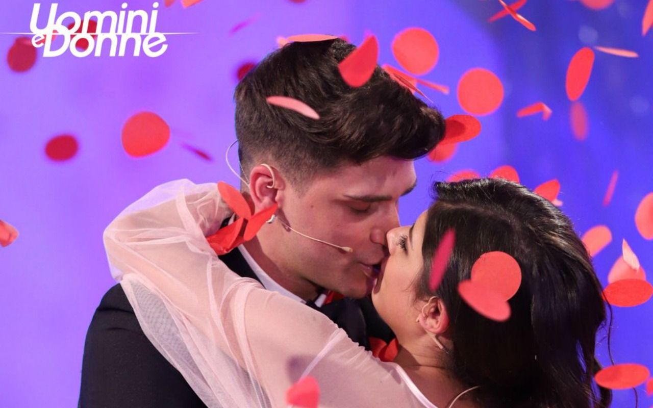 Uomini e Donne gossip, cosa hanno fatto Manuel e Giulia la prima notte? Ecco cosa hanno notato i fan