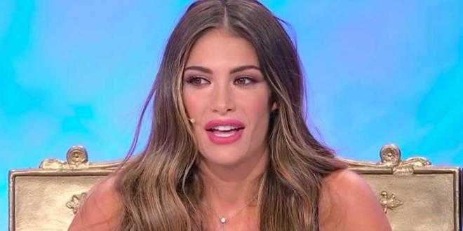 Questa è stata la confessione di Mara Fasone fatta tramite una stories di Instagram: “Oggi mi sono svegliata un po’ male. Ho fatto un orribile sogno. Fortunatamente mia sorella ha sentito i miei lamenti e mi ha svegliata”. In molti le hanno chiesto cosa le è successo, ma l’ex tronista di Uomini e Donne ha preferito non rispondere. Ha invece chiarito se ritornerà molto presto in TV. Non sappiamo se questo è stato un episodio isolato o se non è la prima volta che Mara abbia questi incubi, fatto sta che i fan si sono preoccupati molto per lei. “Gente che si prende il mio pensiero solo per aumentare i follower e poi dinanzi a un confronto privato in chat mi blocca. Forse non sai affrontare ma solo abbaiare! Sono indignata da tanta schifezza”.