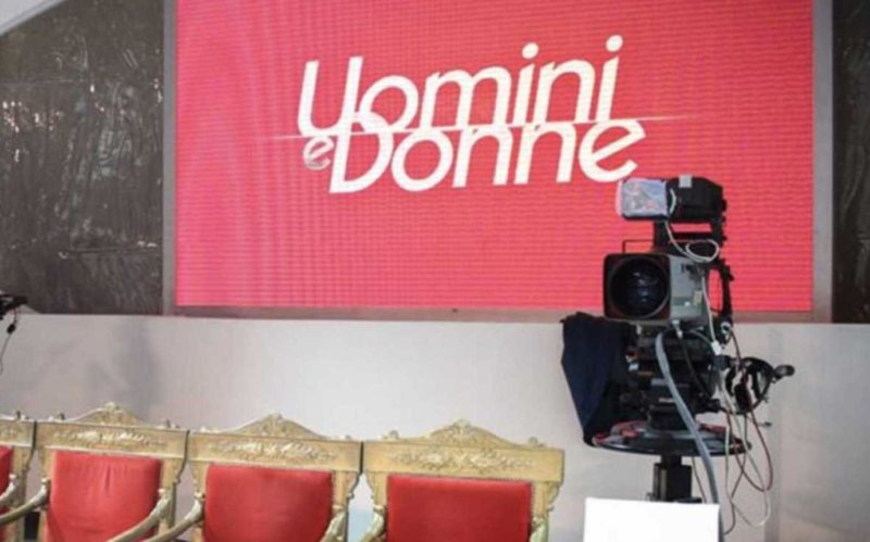 Uomini e Donne, gossip trono over: "Uno dei protagonisti è gay ma si finge etero"