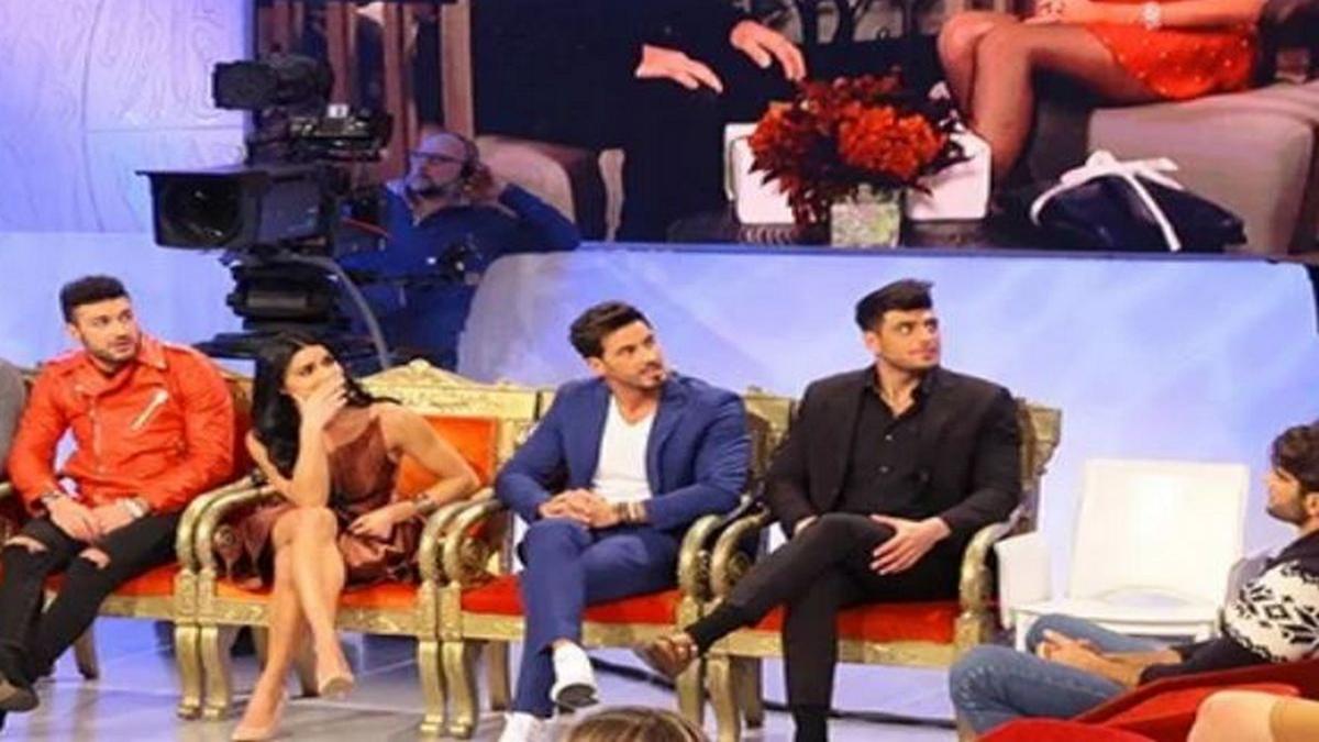 Uomini e Donne gossip, una corteggiatrice confessa tra le righe di essere vergine