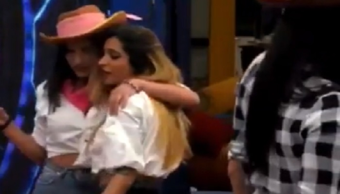 Grande Fratello 2019: scoppia la passione e due ragazze si baciano