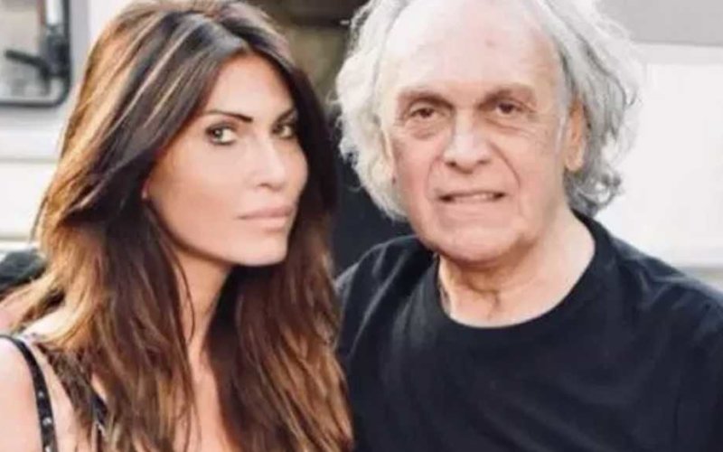 La moglie di Riccardo Fogli è una furia e replica alle accuse, ma qualcosa non torna