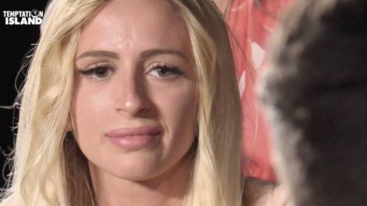 Temptation Island 2019, Katia in lacrime dopo aver incontrato in studio l'ex Vittorio: "Non ce la faccio"