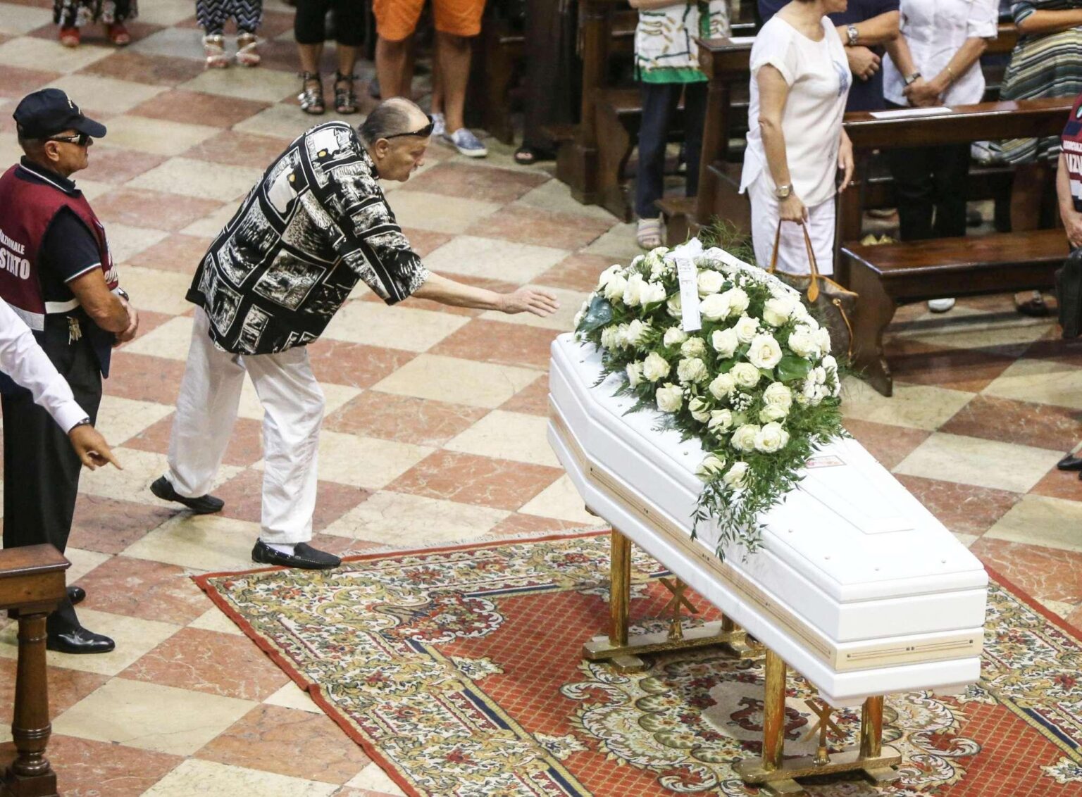 Le Iene contro i conduttori Mediaset: "Post acchiappalike, ma al funerale di Nadia non si sono visti"