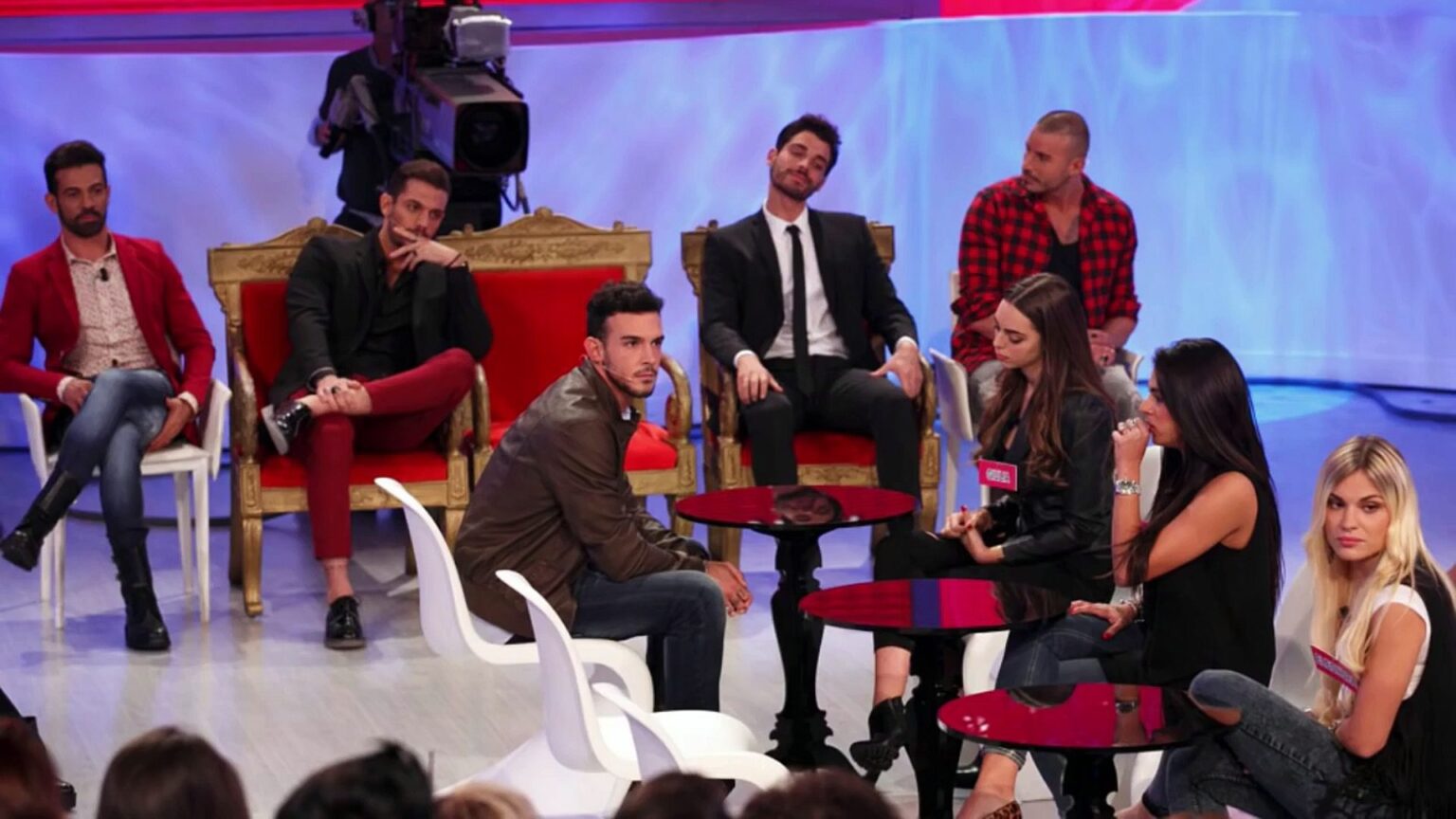 Uomini e Donne, scoppia un'altra coppia: famoso tronista insultato sui social dalla ex